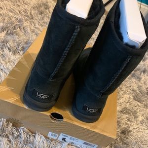 Short black uggs